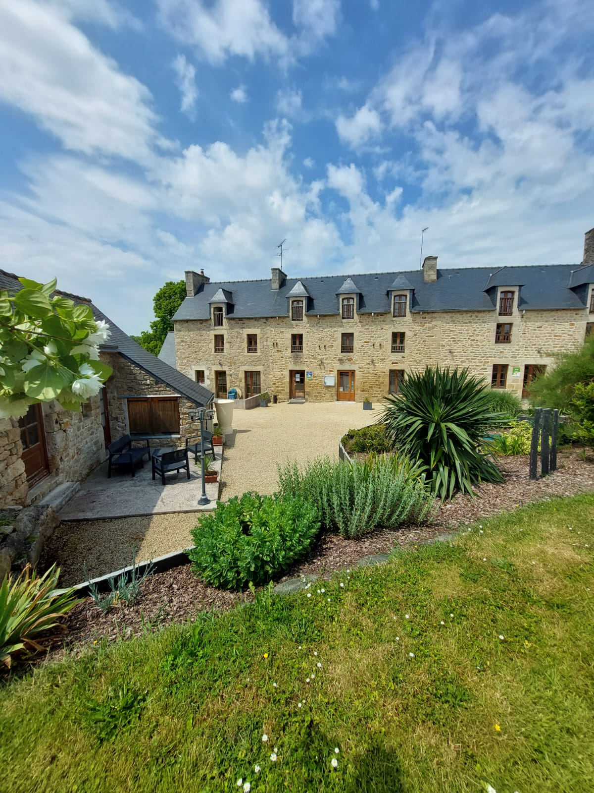 Rooms and table of Hosts The Rompardais