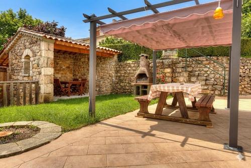 Gîte du vignal La terrasse à Lablachere