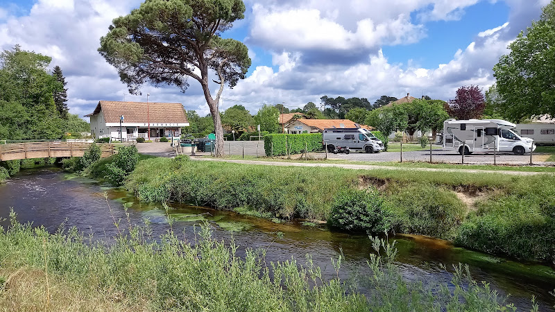 Aire de Services Camping Car à Saint-Julien-en-Born