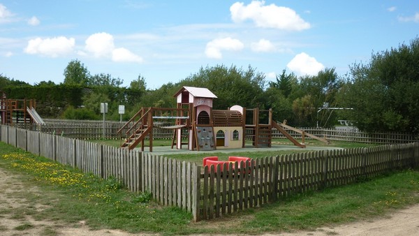Camping Municipal Les Rouches à Saint-Urbain