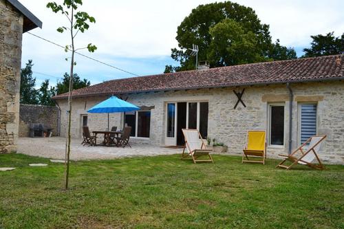 La motte de la Grollière à PLEUVILLE