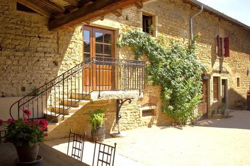 Relais des Pierres Dorées à LACENAS