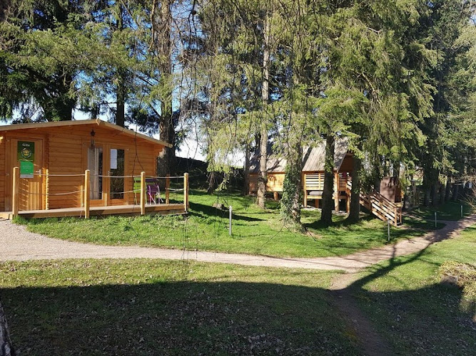 Les cabanes de la petite sapinière à Voussac