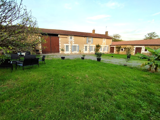 Domaine L Orée des Bois à Celle-Lévescault