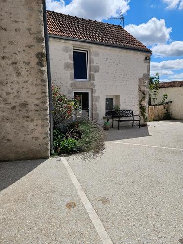 Petite maison de charme avec terrasse et jardin à Messas
