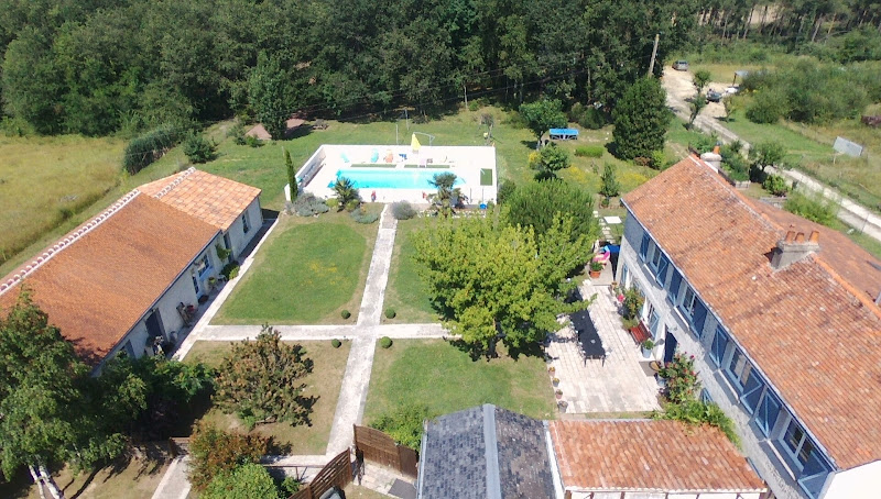 Gîte Domaine de Villevert piscine à Luzé