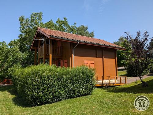 Les Volets Oranges à Saint-Clement-De-Vers