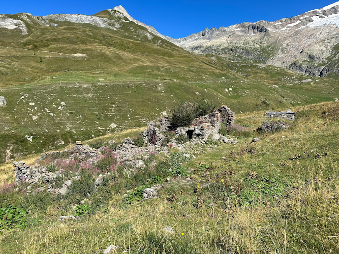 Ruines avant le Refuge Des Mottets à Bourg-Saint-Maurice