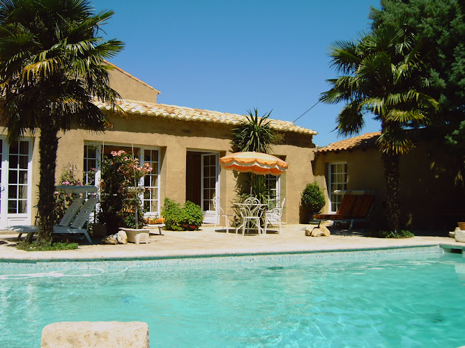 Gîtes Piscine Chauffée La Balancelle à Saint-Rémy-de-Provence