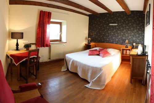 Chambre Rouge Baroque, Maison d'Hôtes Sainte Geneviève à Sainte-Genevieve
