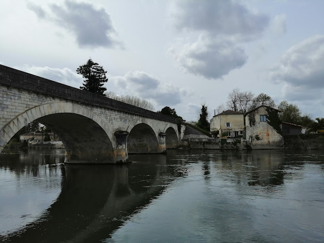 The Riverside Retreat à Triac-Lautrait