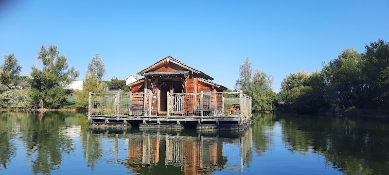 Floating Shacks Pelisse Lake à Douzains