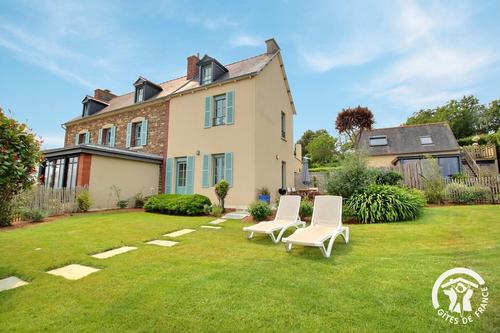 De la Maison des îles à Ploubazlanec