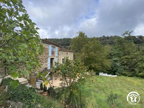Les volets bleus à Prunet Et Belpuig