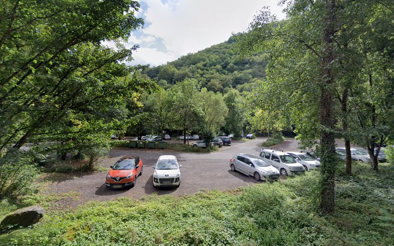 Parking de la rivière à Conques-en-Rouergue