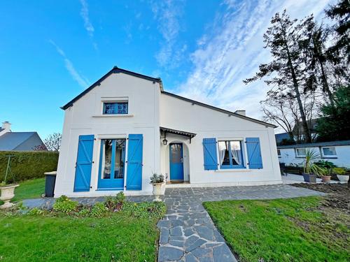 La maison aux volets bleus à Montertelot