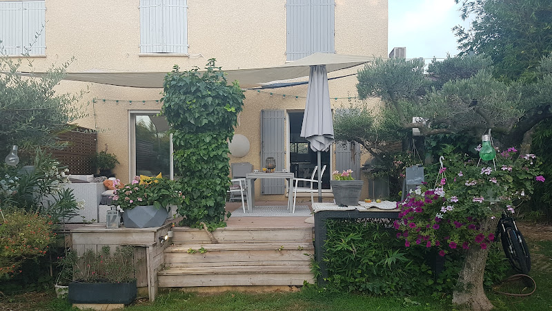 Cabane au fond du jardin à Bezouce