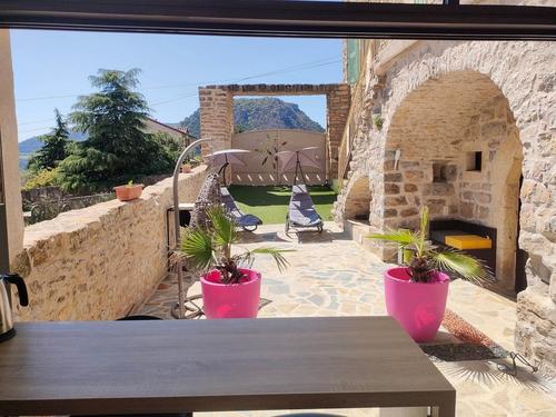 Le Soleilo gite prestige spa jacuzzi, hammam, sauna, piscine intérieure à Mostuéjouls