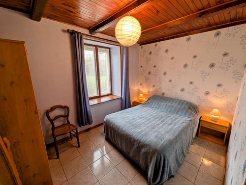 Chambre Bleue, A l'abri du pin à Melin