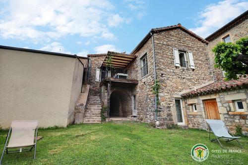 Le Vieux Mûrier à BERRIAS-ET-CASTELJAU