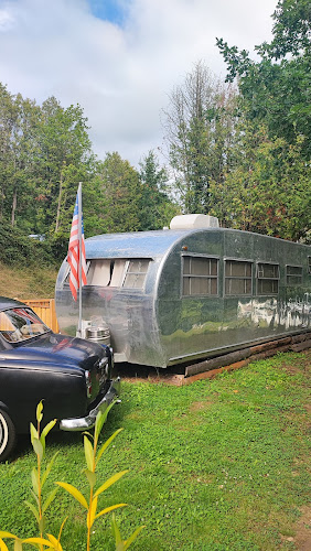 Camping La Perle by The Vintage Trailer à Saint-Médard-la-Rochette