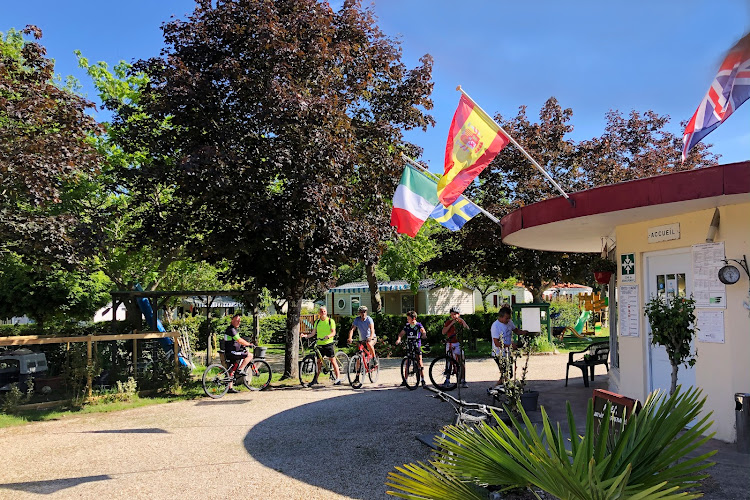 Camping L Eau Vive à Les Églisottes-et-Chalaures