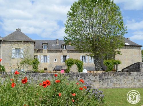 Les dépendances du Château à NOAILLES