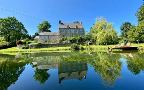 Le Presbytère au bord de l'Etang à Montaigu La Brisette