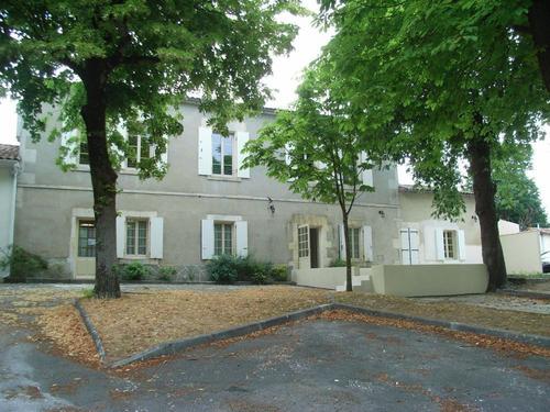 Gîte du Dolmen 26 personnes à Saint Fort Sur Le Ne