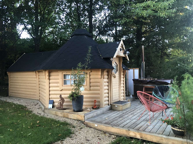 Cabane dans un jardin arboré à Vernoux-en-Gtine