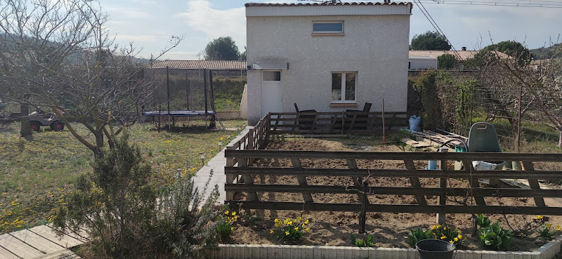 La maisonnette du jardin à Névian
