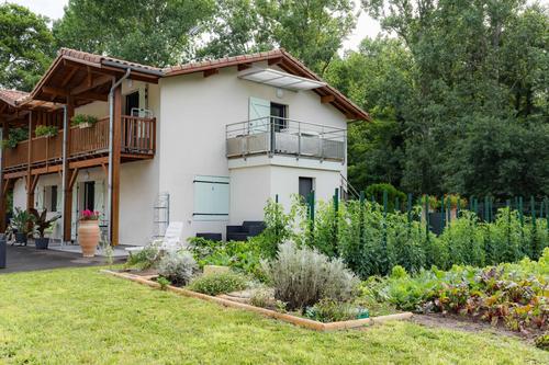 La Maison de mon grand-père, appt coté jardin à Leon