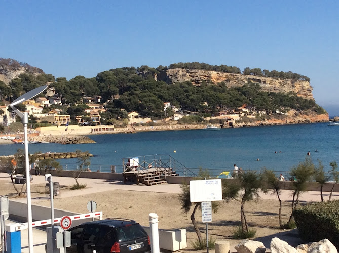 Front de mer les pieds dans l eau à Carry-le-Rouet