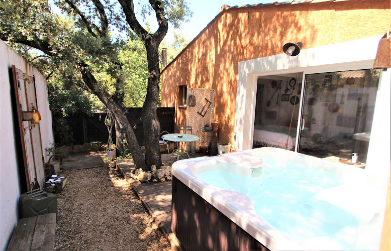 Le loup dans le jacuzzi à Saint-Hilaire-de-Beauvoir