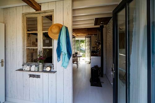 Le Petit Atelier and Cow à Louplande
