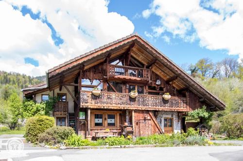 La maison près de la fontaine à Samoens