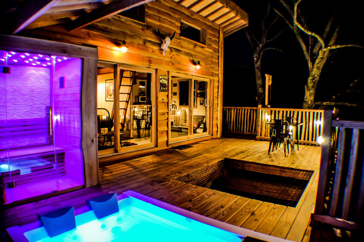 Cabane Carrément Perchée Spa & Sauna à Roziers-Saint-Georges