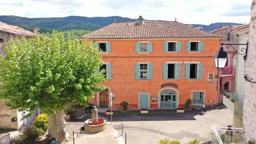 Des lits sur la place à Hérépian