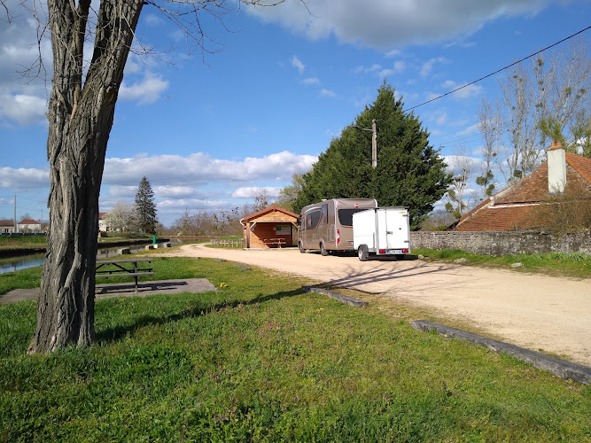 Aire des Camping Cars der Bonnand à Luneau