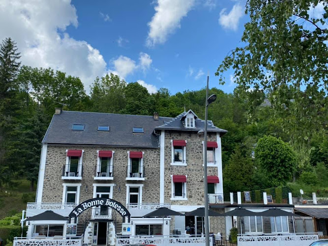 La bonne hôtesse à Chambon-sur-Lac