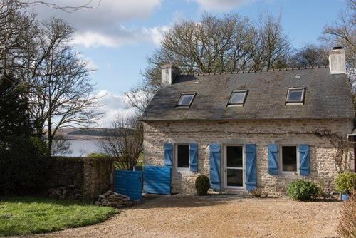 La maison au bord du lac à Brennilis