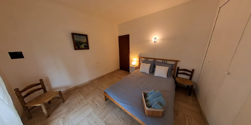 Chambre pratique avec vasque et à Montagnac