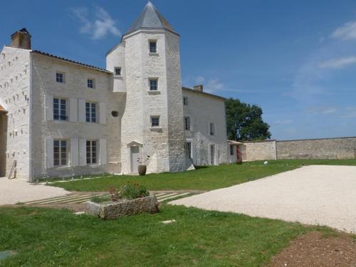 Logis de Pierre Levée à BESSINES