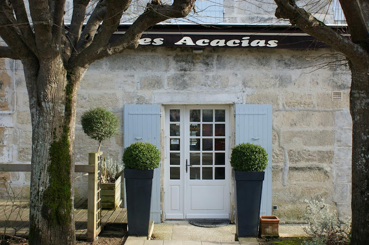 Hôtel-Restaurant Les Acacias à Corme-Royal