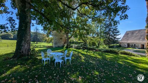 Gîtes du Marquis et de la Marquise- Château de Coraboeuf à Val-Mont