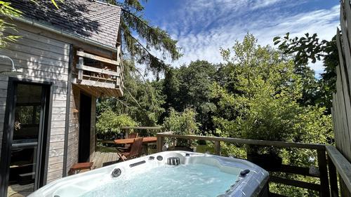 La Cabane dans les arbres, spa à LES PORTES DU COGLAIS