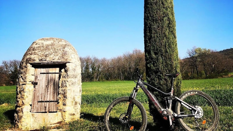 Aire Naturelle le Bois de Sibourg à Céreste
