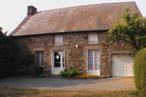 Le Pommier à BAZOUGES-LA-PEROUSE