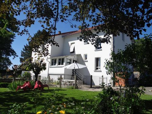 La Maison Blanche et bleue à Saint Pierre Cherignat