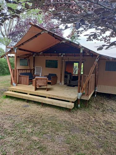 La cabane trappeur safary lodge et son jacuzzi privatif à Oizé
